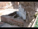 02956 ostia - regio v - insula v - terme dell'invidioso (v,v,2) - raum d - frigidarium - wasserbecken re - gesehen von der via del ' invidiosi (aus raum c).jpg